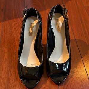 Tahari black peep toe patent leather heals. Size 6.